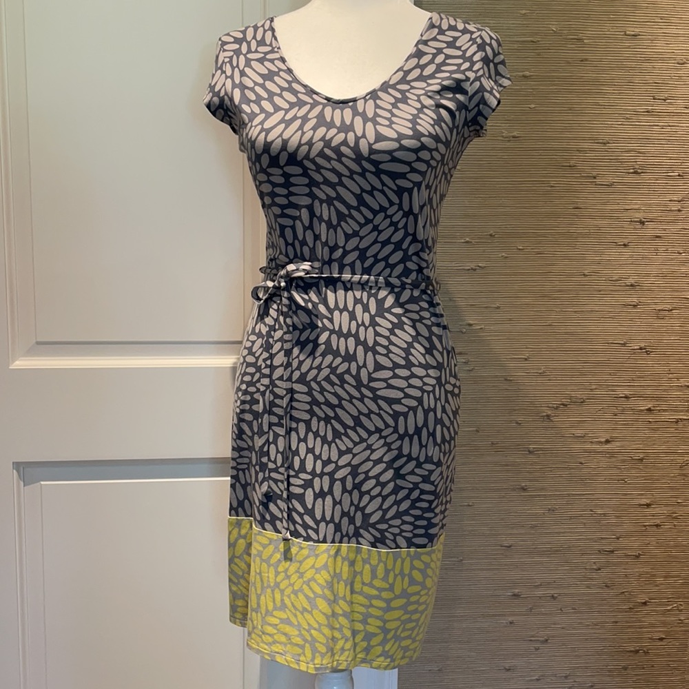 Boden gray and yellow V-neck tie waist dress